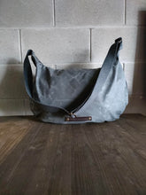 Load image into Gallery viewer, Crossbody bag in waxed canvas, shoulder bag
