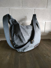 Load image into Gallery viewer, Crossbody bag in waxed canvas, shoulder bag
