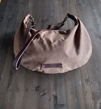 Load image into Gallery viewer, Crossbody bag in waxed canvas, shoulder bag, canvas bags, medium sized crossbody bag
