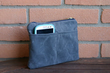 Load image into Gallery viewer, Zipper pouch in waxed canvas, vegan pouch, cosmetic bag
