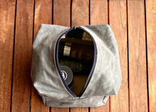 Carica l&#39;immagine nel visualizzatore di Gallery, Waxed canvas Toiletry-  toiletry bag - Fathers day - Waxed Canvas bag - Dopp kit - waxed pouch - waxed cotton dopp kit - groomsman gift
